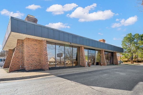 Front of property - Williamsburg Suites  (Williamsburg)