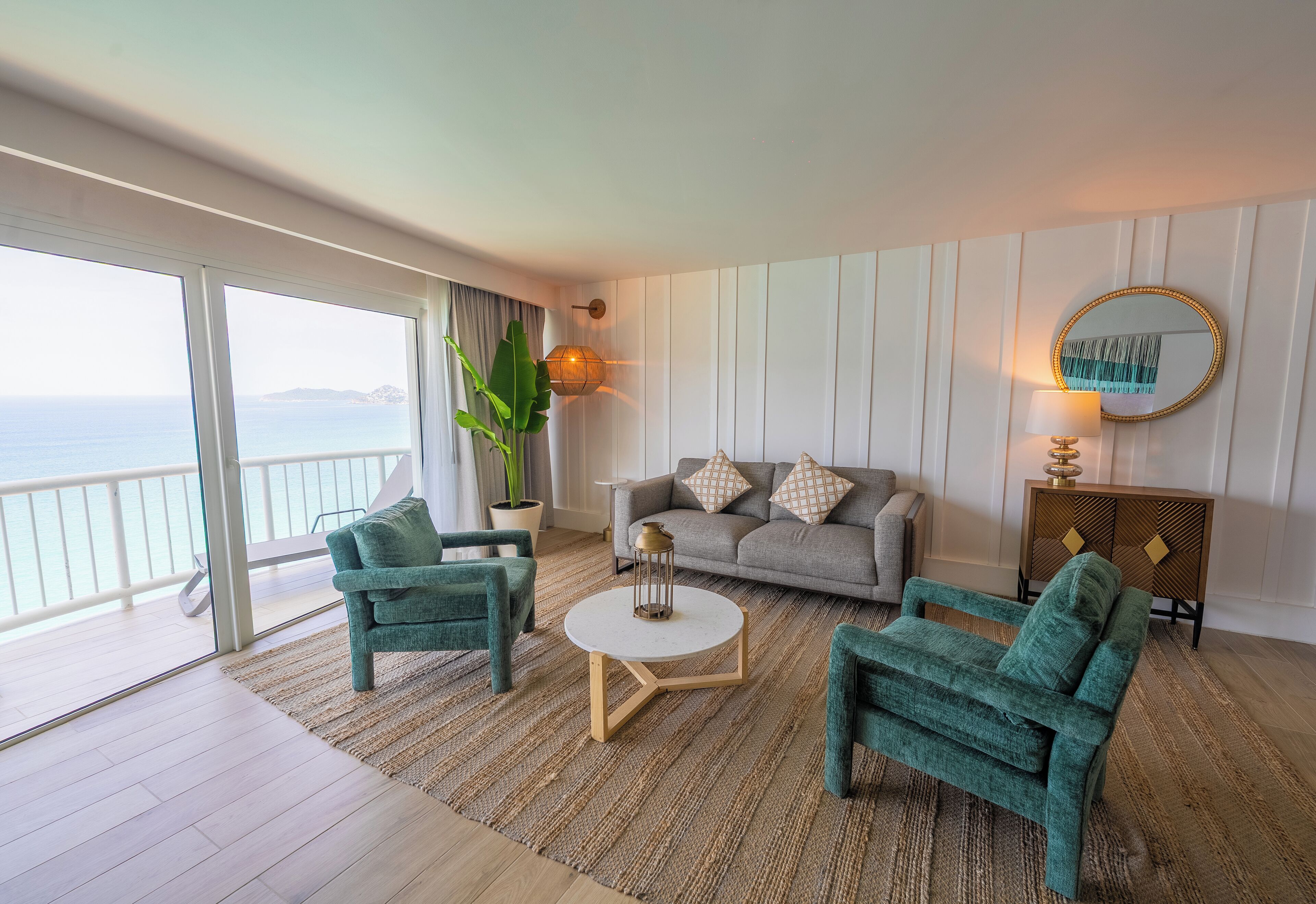 Royal Suite Double Ocean View | Oppholdsområde | En 50-tommers plasma-TV med kabel-kanaler