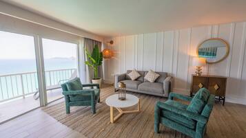 Royal Suite Double Ocean View | Oppholdsområde | En 50-tommers plasma-TV med kabel-kanaler