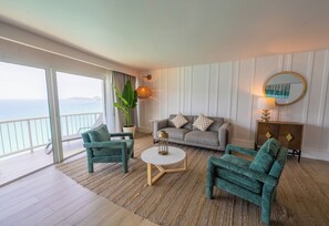 Royal Suite Double Ocean View | Living area | 50-inch plasma TV with cable channels - Amares Acapulco (Acapulco)