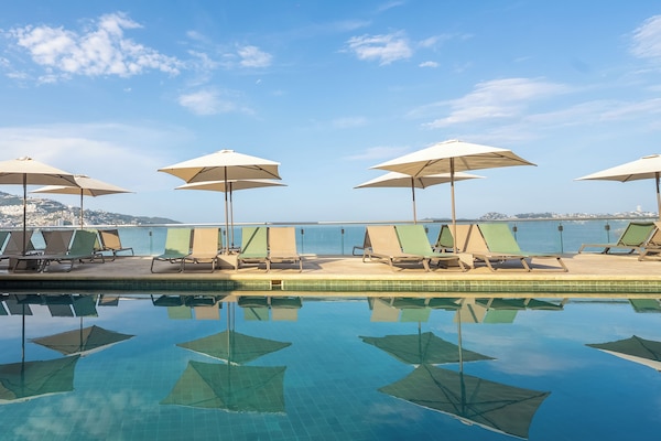 Piscina a l'aire lliure (horari: 08:00-20:00) i gandules