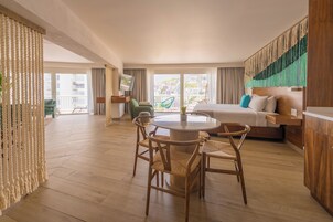 Royal Suite King Partial Ocean View | Dining room