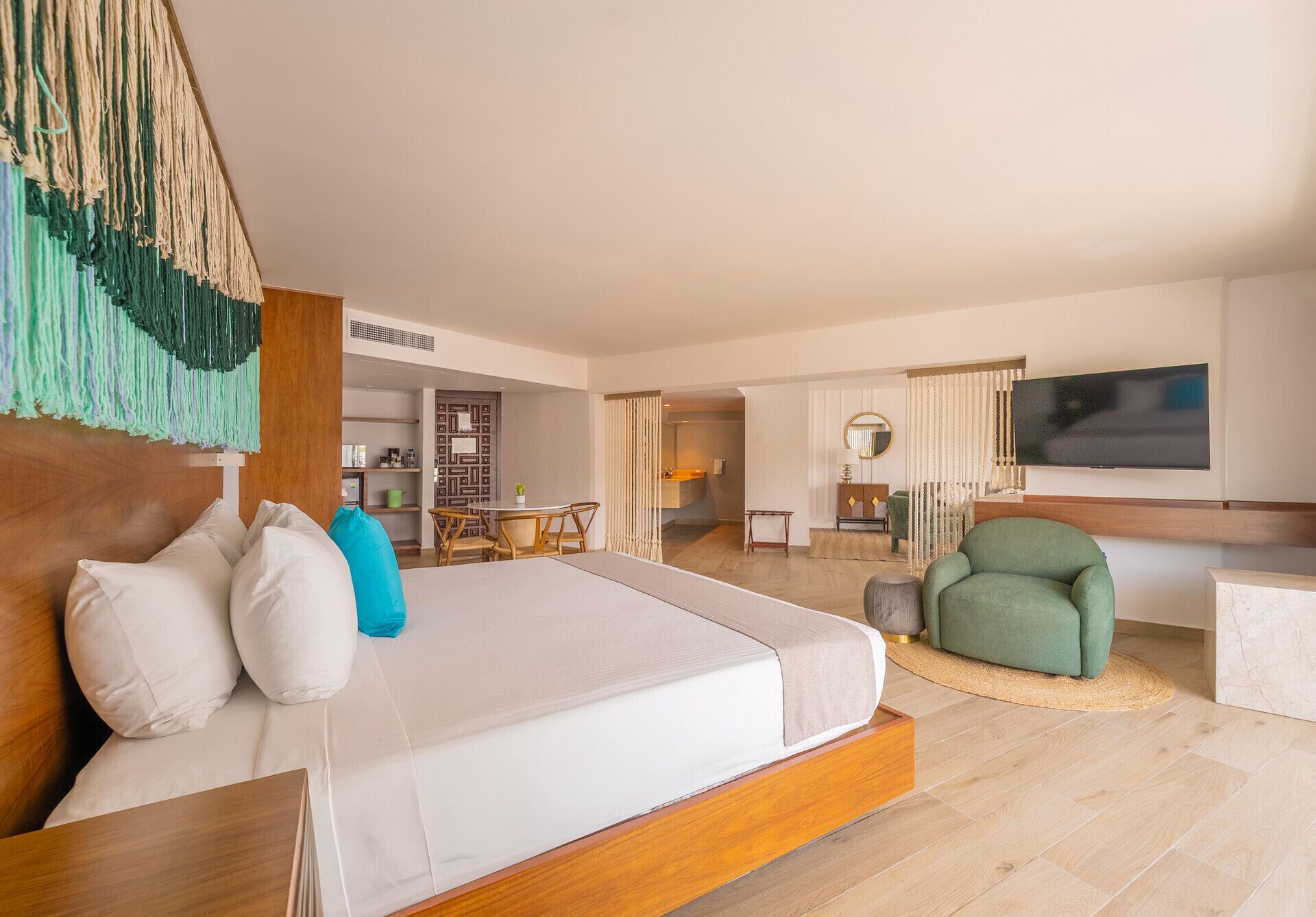 Premium bedding, in-room safe, blackout drapes, iron/ironing board