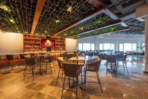 2 bars/lounges, cocktail bar, cocktail bar