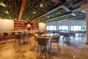 2 bars/lounges, cocktail bar, cocktail bar
