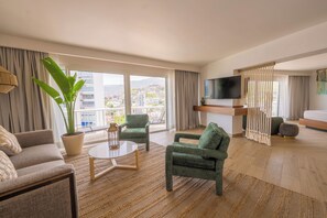 Royal Suite King Partial Ocean View | Área de sala de estar | Televisión de plasma de 50 pulgadas con canales por cable 