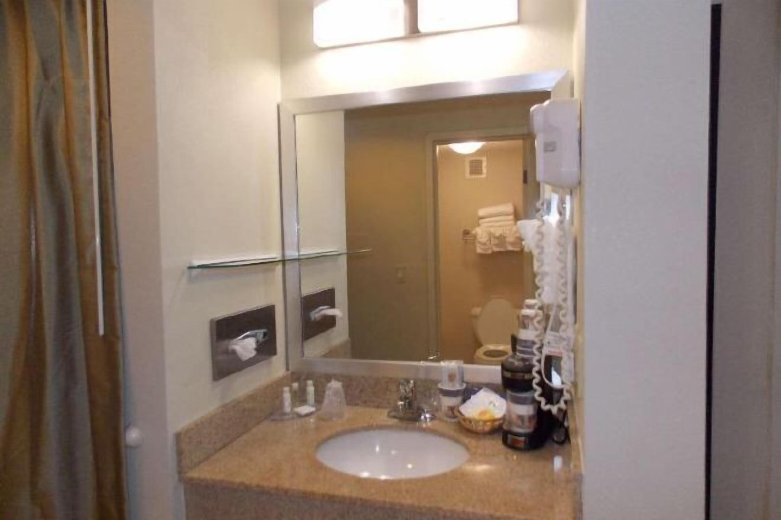 Bathroom | Combined shower/tub, free toiletries, hair dryer, towels