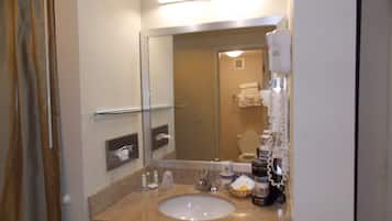 Bañera con ducha, artículos de tocador gratuitos, secador de pelo