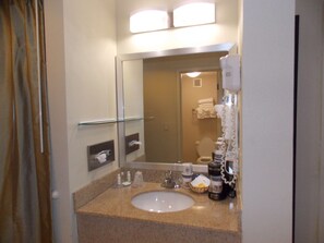 Combined shower/bathtub, free toiletries, hair dryer, towels