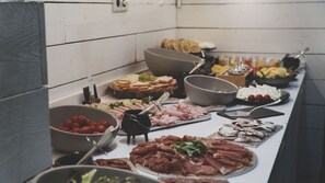 Tägliches Frühstücksbuffet gegen Gebühr