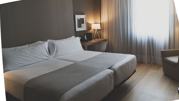 Minibar, caixa forta a l'habitació i escriptori 