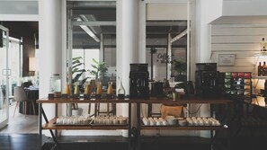 Esmorzar diari d'estil bufet (15 EUR per persona) 