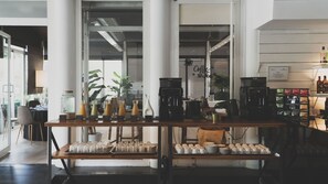 Desayuno buffet todos los días (EUR 15 por persona) 