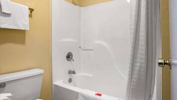Duş/küvet kombinasyonu, ücretsiz banyo/kozmetik ürünleri
