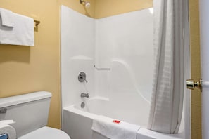 Duschwanne, kostenlose Toilettenartikel, Haartrockner, Handtücher