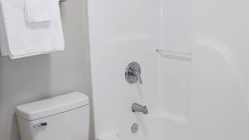 Combined shower/tub, free toiletries, hair dryer, towels