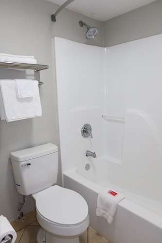 Econo Lodge Inn & Suites Evergreen