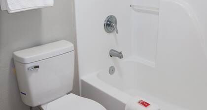 Econo Lodge Inn & Suites Evergreen