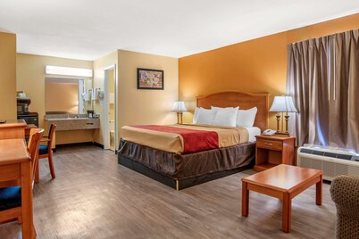 Econo Lodge Inn & Suites