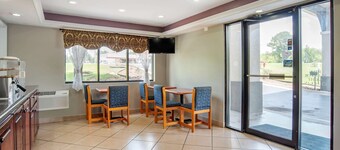Econo Lodge Inn & Suites