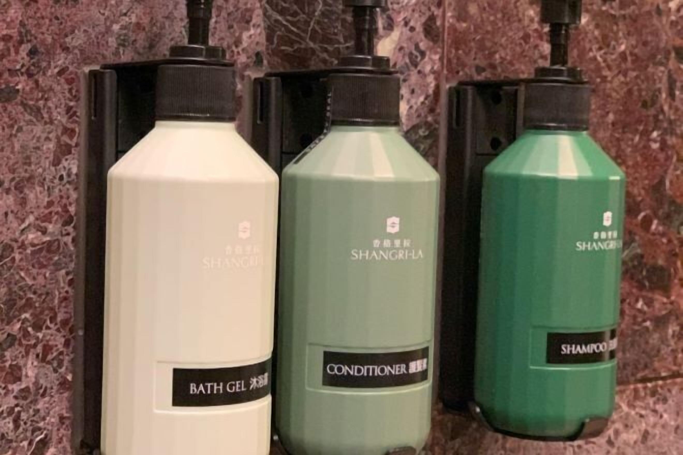 Banyera i dutxa independents i articles de tocador gratuïts 