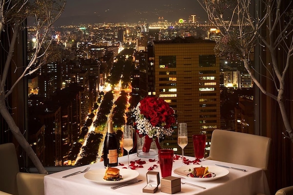 5 restaurants; breakfast, lunch, and dinner served