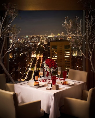 5 restaurants; breakfast, lunch and dinner served . Shangri-La Far Eastern, Taipei