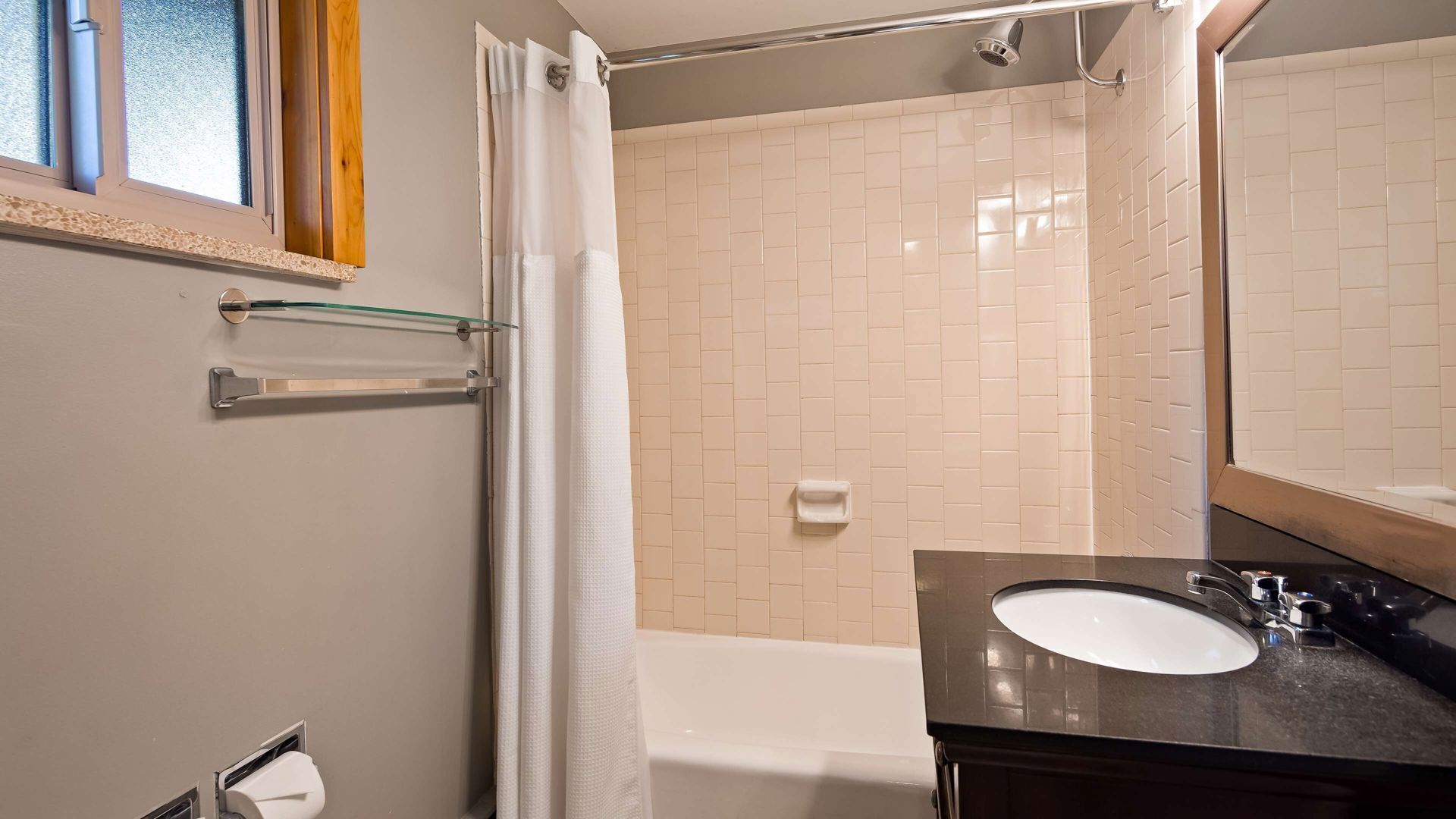 Bathroom | Hair dryer, towels, toilet paper