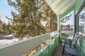 Bureau, rideaux occultants, fer et planche à repasser