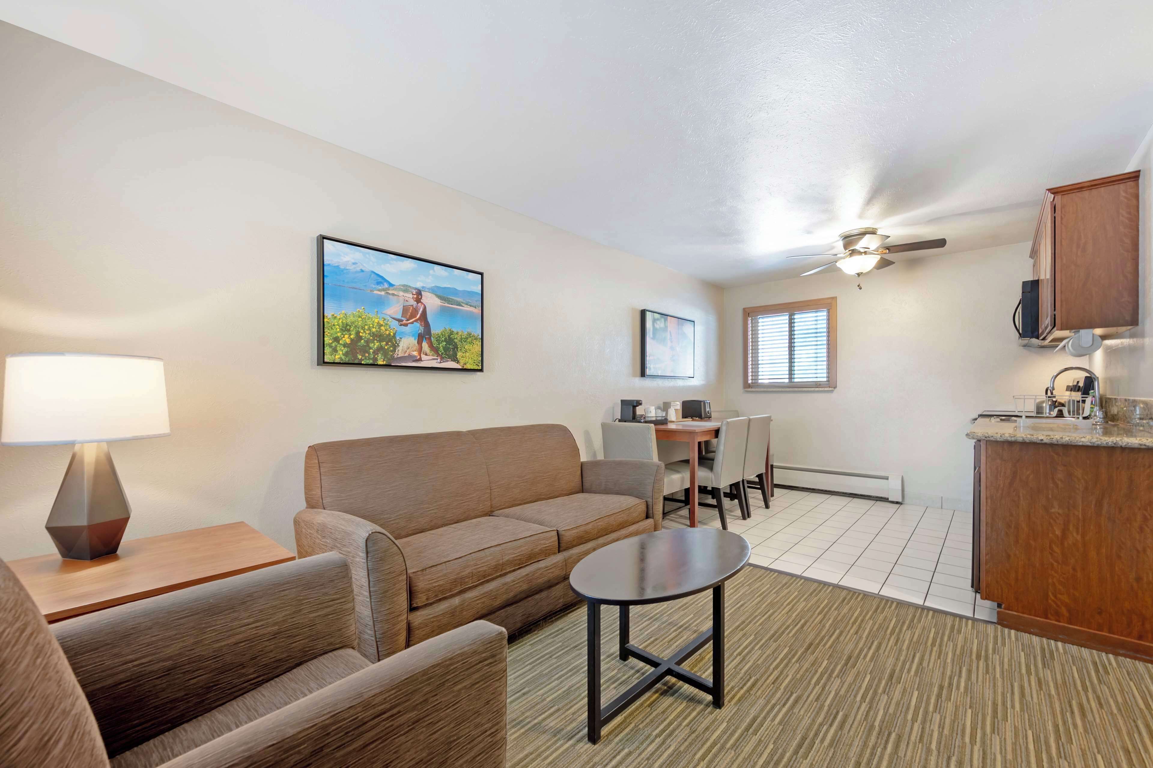 standard room, 1 king bed, non smoking, refrigerator (pet friendly) | desk, blackout curtains, iron/ironing board, free cots/infant beds