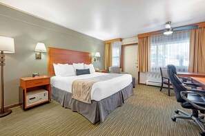 Escriptori, cortines opaques i planxa i posts de planxar 