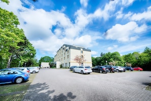 Parking sans voiturier (5.00 EUR par nuit)