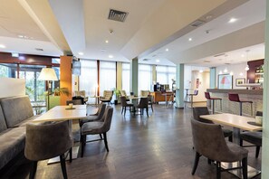 供应早餐（每人 EUR 19）