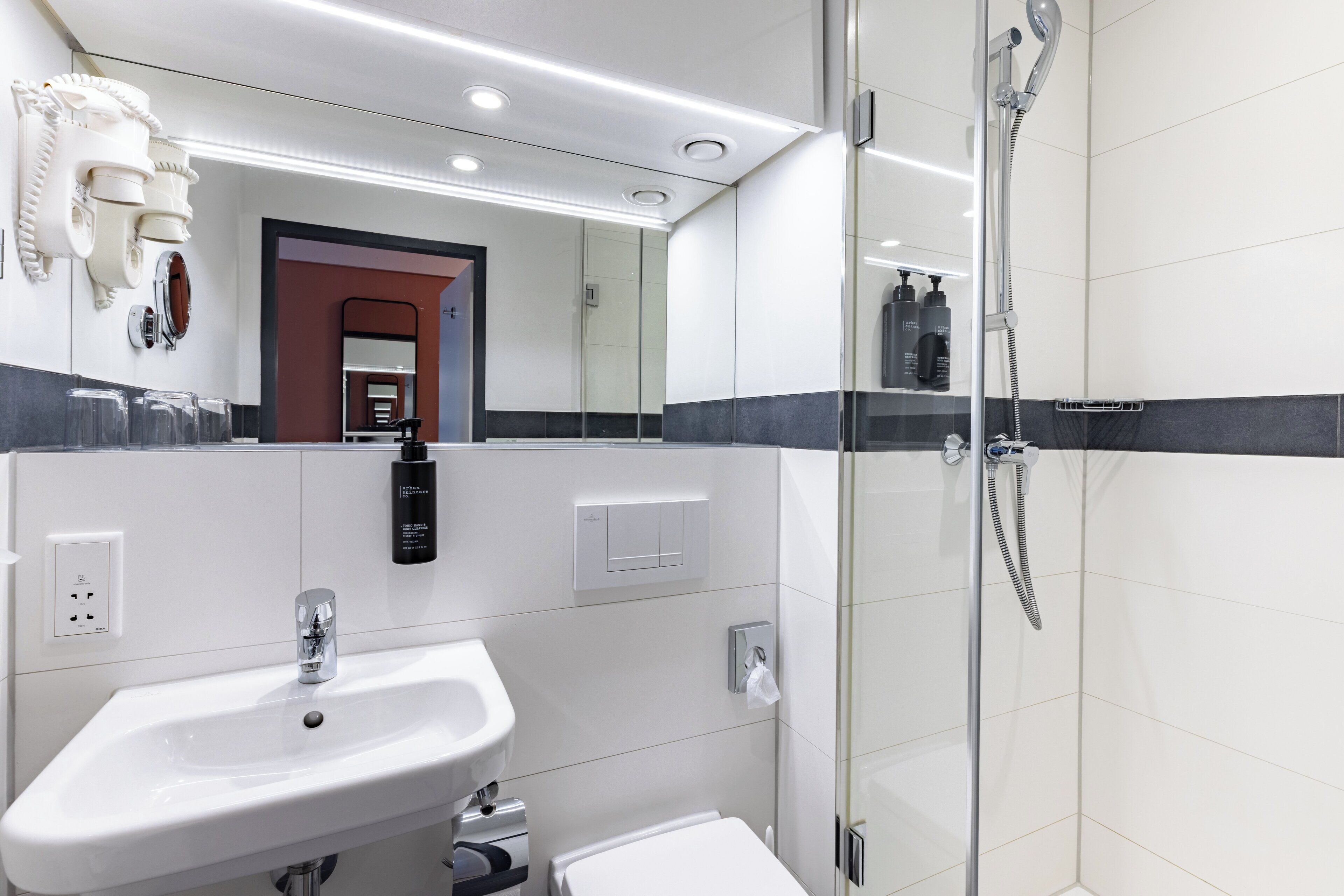 Een douche, gratis toiletartikelen, een haardroger, handdoeken