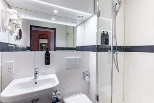 Ducha, artículos de tocador gratuitos, secador de pelo, toallas