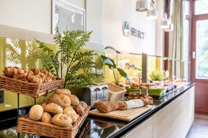 Tägliches Frühstücksbuffet (16 EUR pro Person)