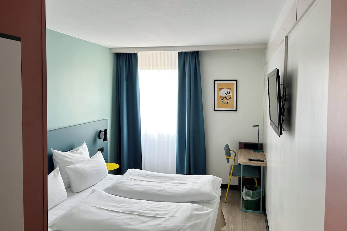 Hypo-allergenic bedding, down duvets, in-room safe, desk