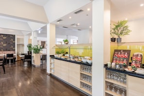 Tägliches Frühstücksbuffet (16 EUR pro Person)