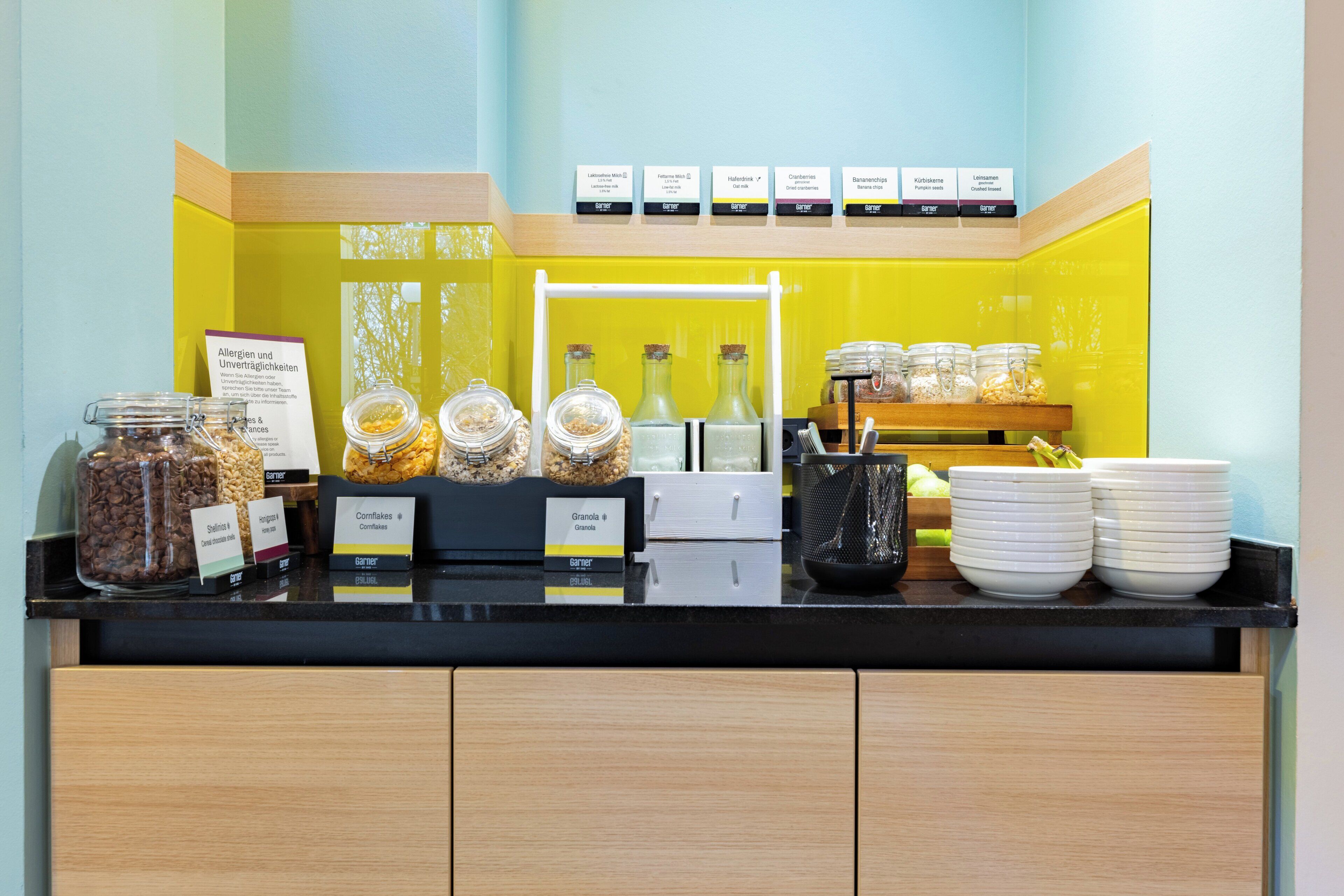Een ontbijtbuffet met aangeduide gerechten en een koffiehoek.