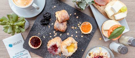 Breakfast (EUR 19 per person)