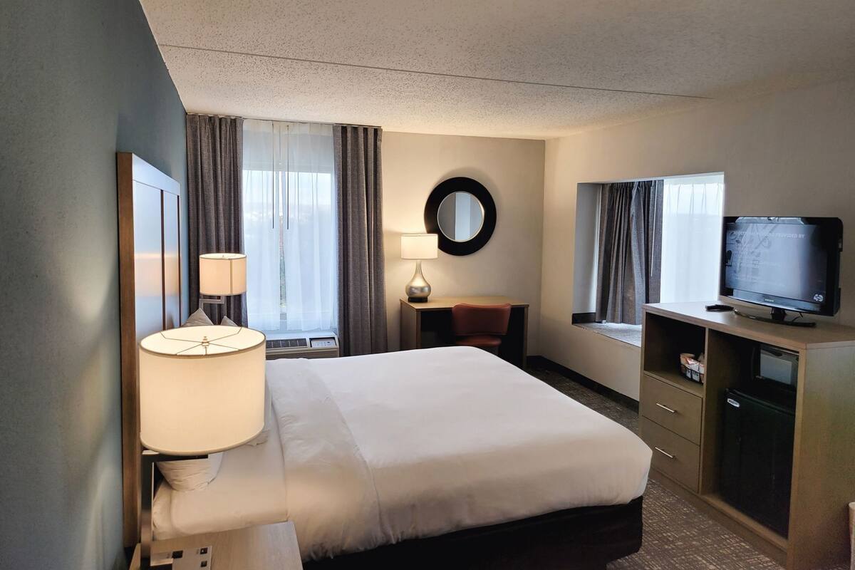Pillowtop beds, in-room safe, desk, laptop workspace