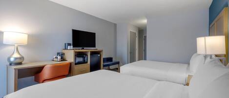 Senge med topmadrasser, pengeskab på værelset, skrivebord