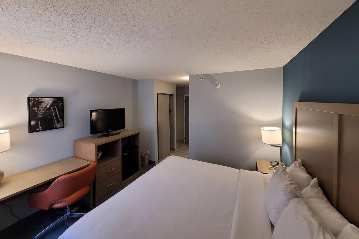 Pillowtop beds, in-room safe, desk, laptop workspace