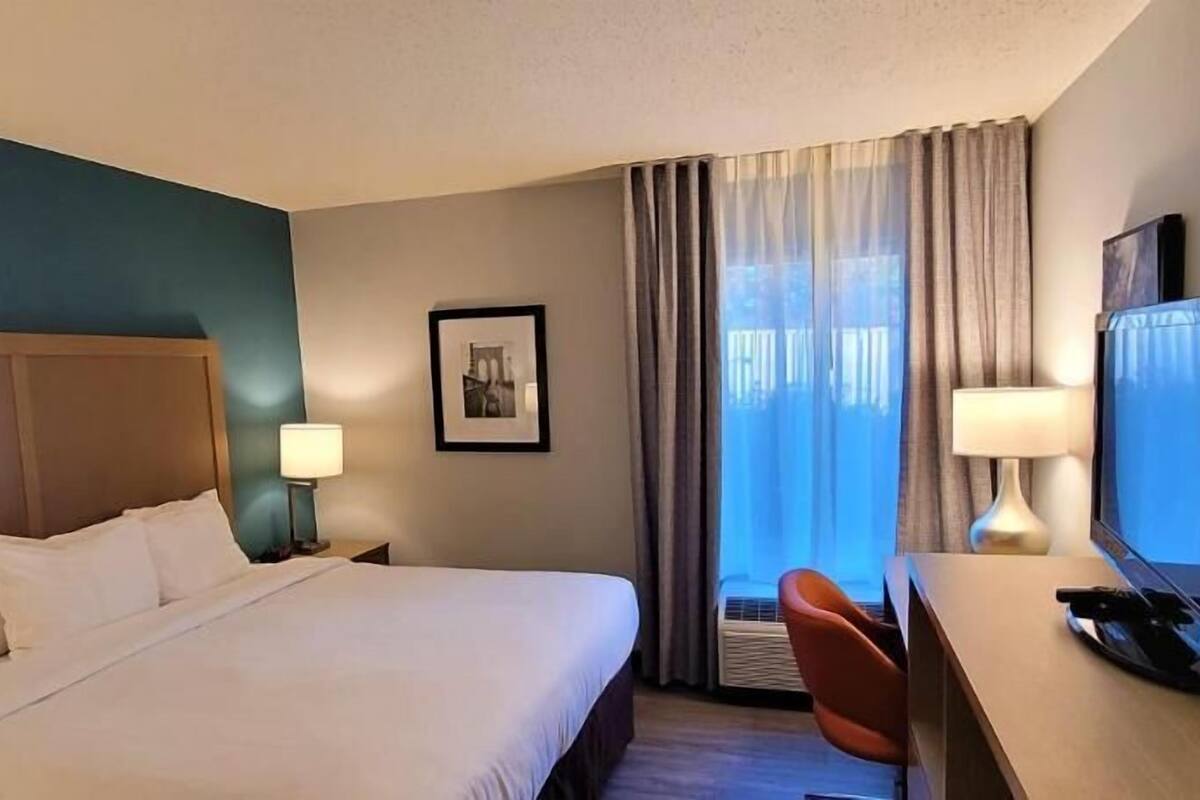 Pillowtop beds, in-room safe, desk, laptop workspace