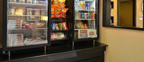 Máquina de vendas com lanches, bebidas e sorvetes.