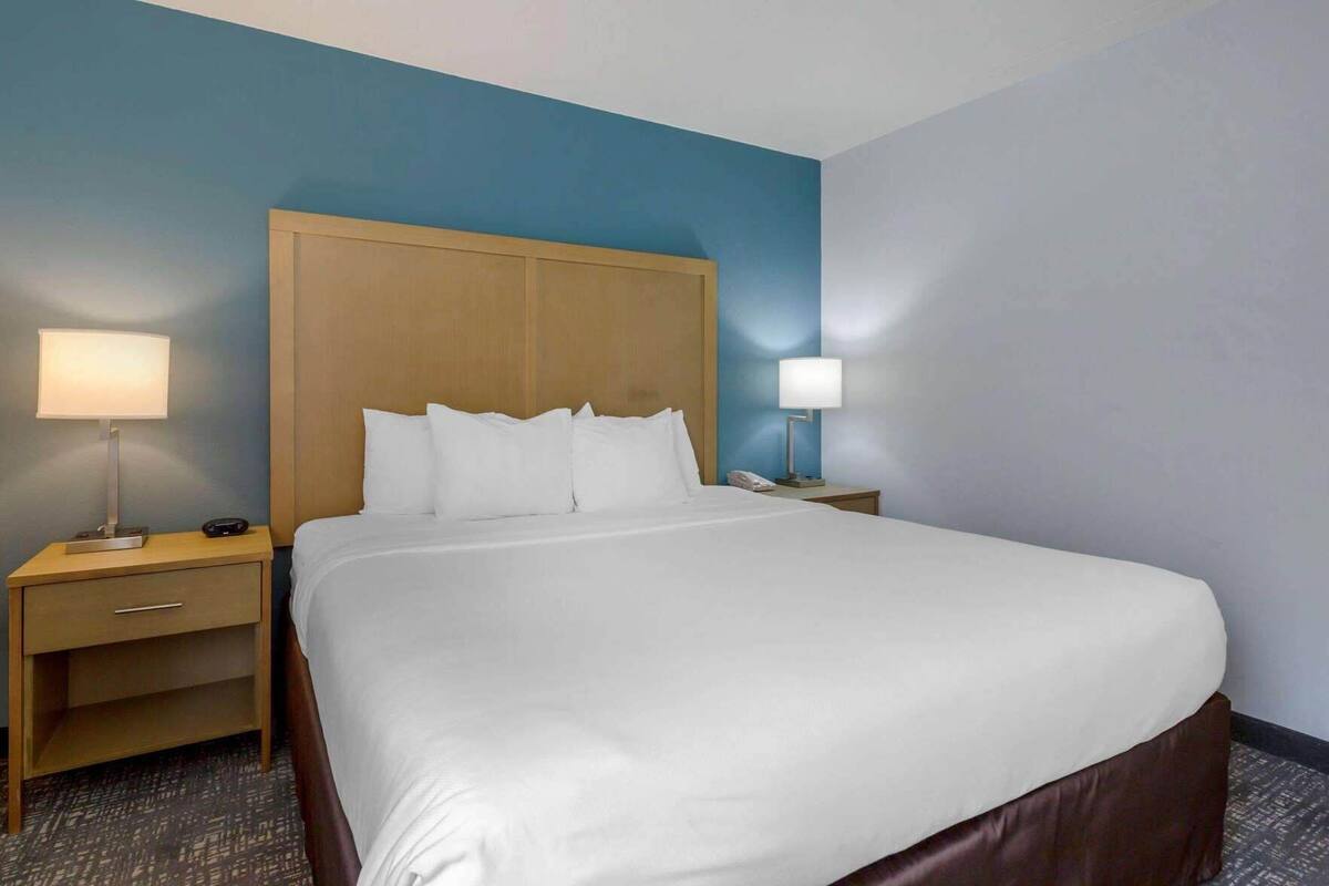 Pillowtop beds, in-room safe, desk, laptop workspace