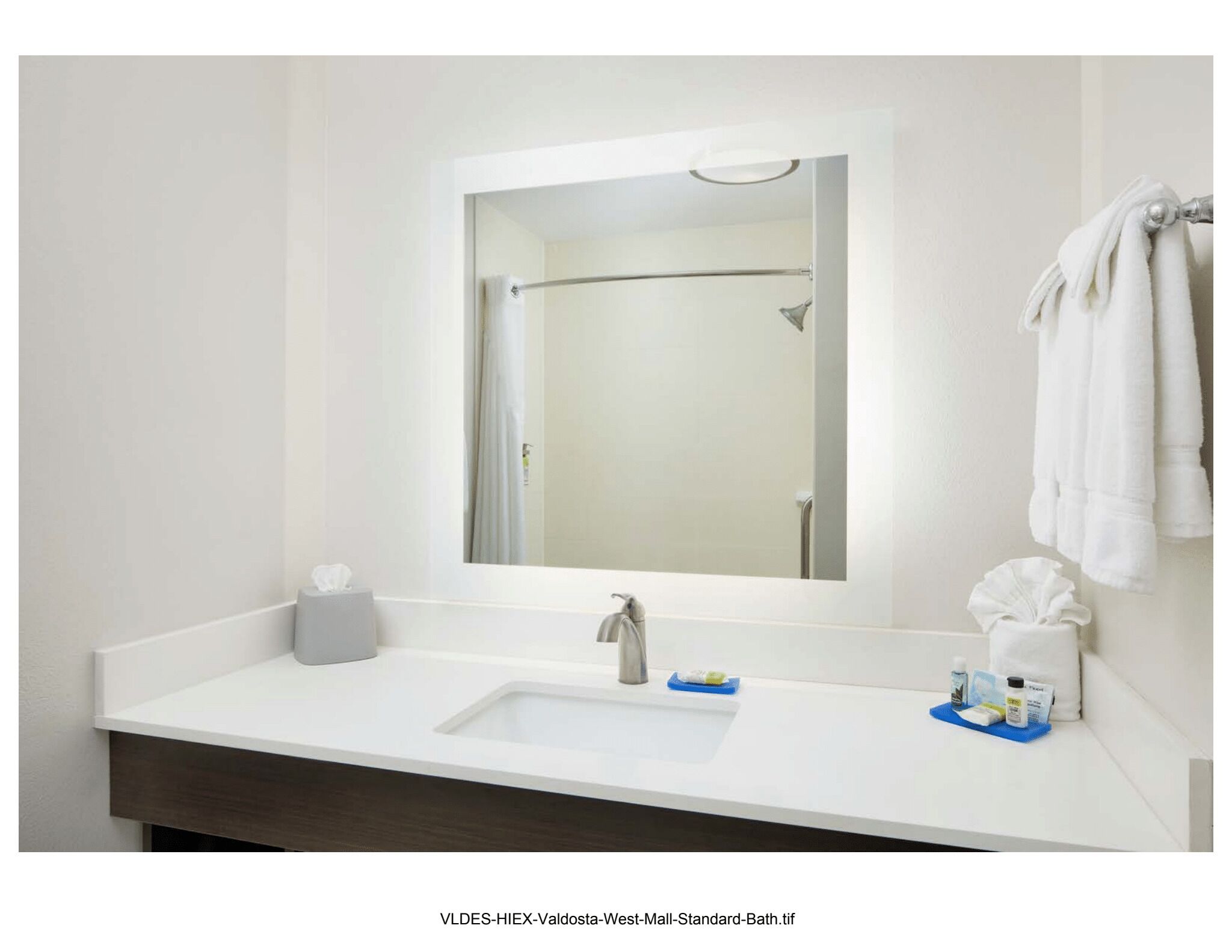 standard room | bathroom | free toiletries, towels