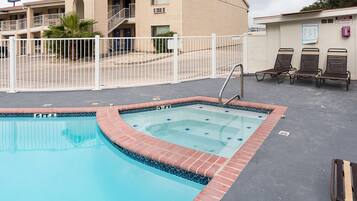 Una piscina al aire libre de temporada