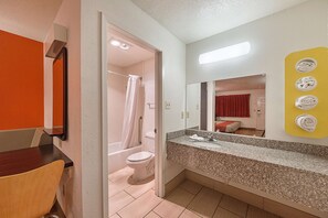 Deep-soaking bathtub, towels - Motel 6 San Antonio, TX - Fiesta Trails (San Antonio)