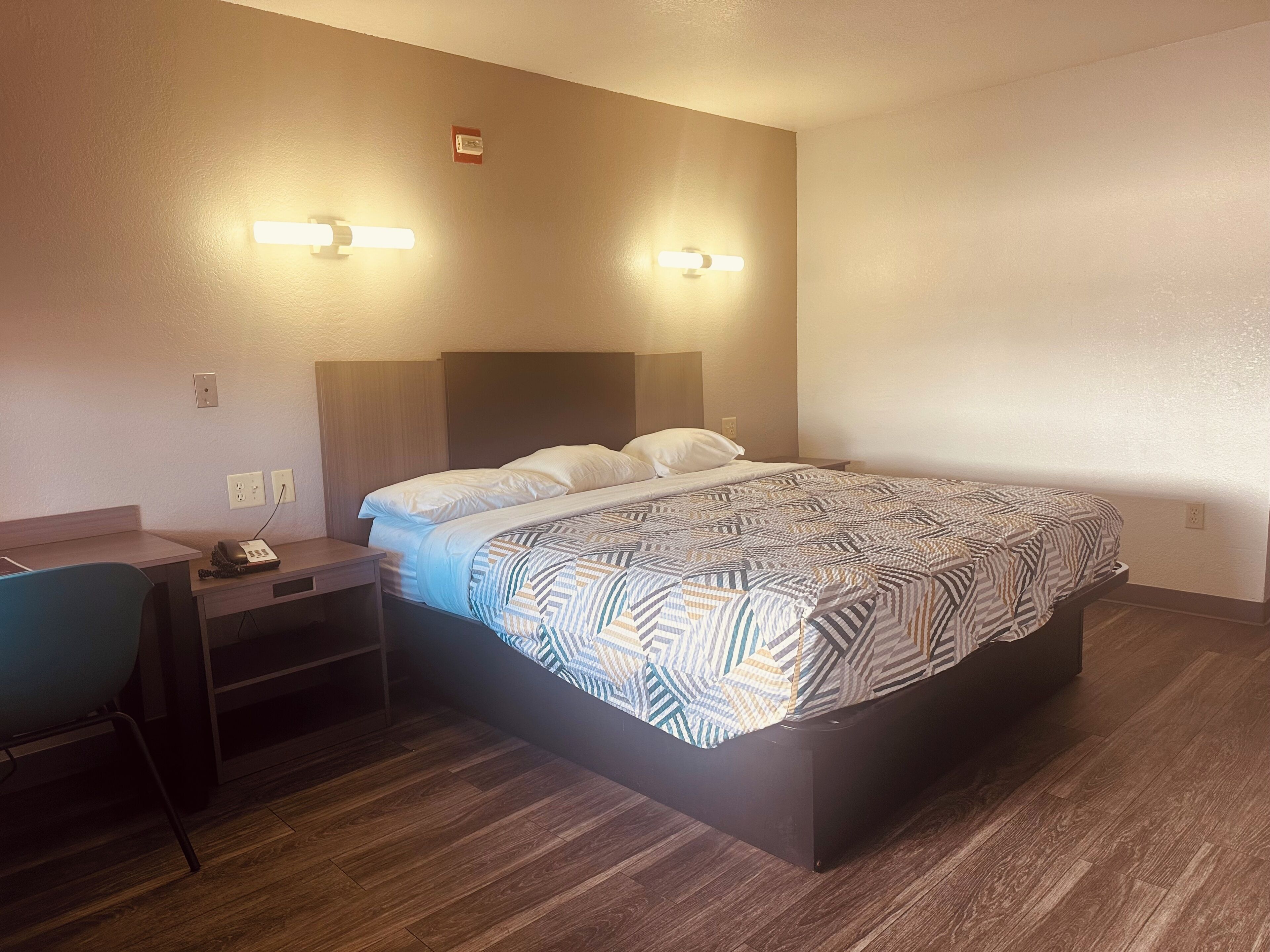 Quarto standard, 1 cama King, acessível, para não fumantes | Wi-Fi de cortesia, roupa de cama